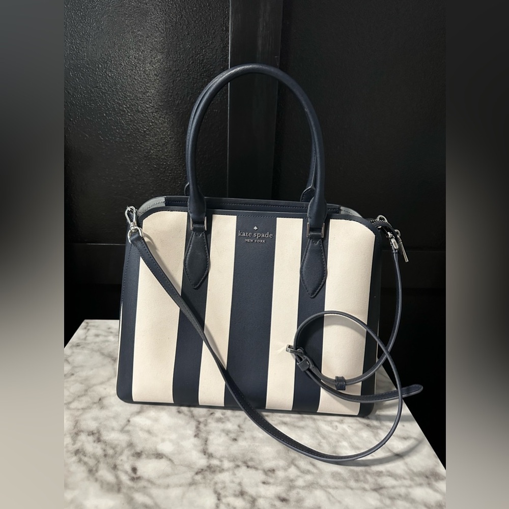 Kate Spade classic white and navy hand bag